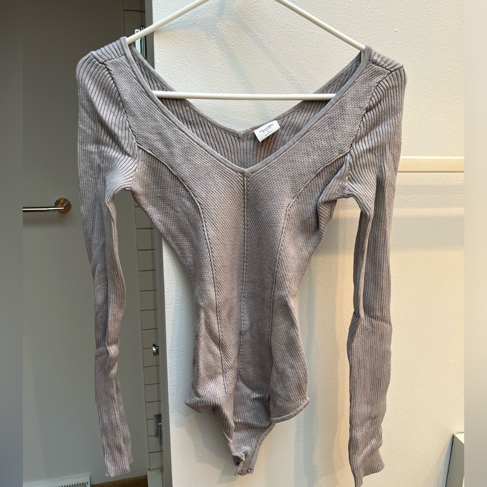 Abercrombie & Fitch Gray Ribbed Long Sleeve Bodysuit (Size S)